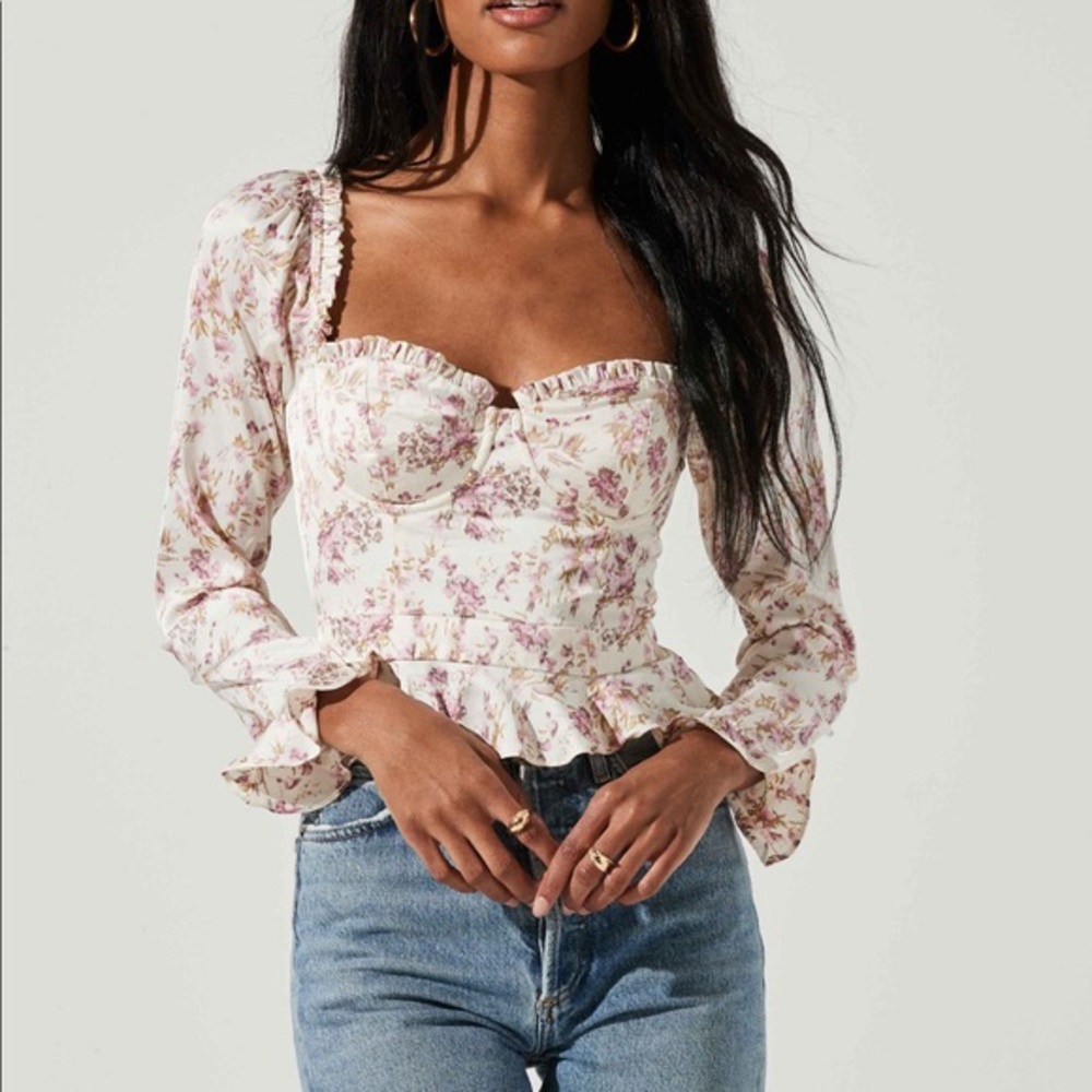 ASTR the label top. Beautiful top! Brand new. Never worn. Size XS